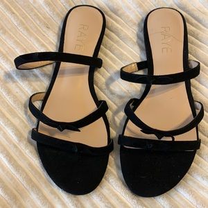 Dainty sandals with bow inspired.